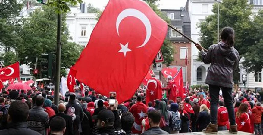 تواصل الاحتجاجات التركية مسيرتها حتى يستجيب أردوغان لمطالبها. 5 - CJ العربية TURKISH PROTEST - CJ العربية