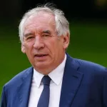 استقالة رئيس الوزراء وسط احتجاجات عنيفة