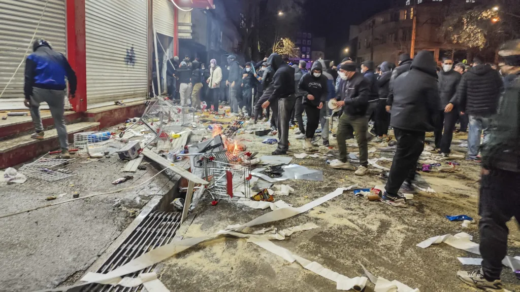 احتجاجات عارمة تهز العاصمة الإيرانية وترامب يصرح "إيران في ورطة كبيرة" 8 - CJ العربية IMG 3582 - CJ العربية