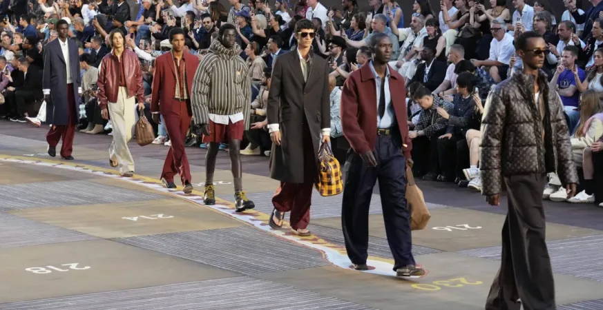 اتجاهات الموضة العالمية 2026: عودة "الأناقة الهادئة" وسيطرة الأنسجة الذكية في أسبوع باريس