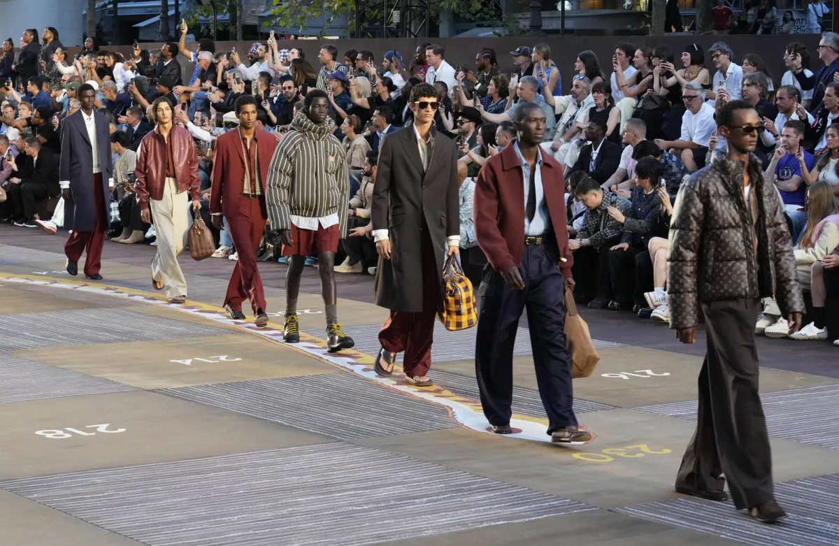 اتجاهات الموضة العالمية 2026: عودة "الأناقة الهادئة" وسيطرة الأنسجة الذكية في أسبوع باريس